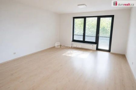 Světlý byt 1+kk s lodžií a gar. stáním, 40 m - Photo 5