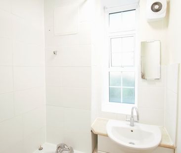 Room in a Shared Flat, Frithville Gardens, W12 - Photo 4