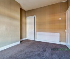 3 BEDROOM House - Terraced - Photo 5