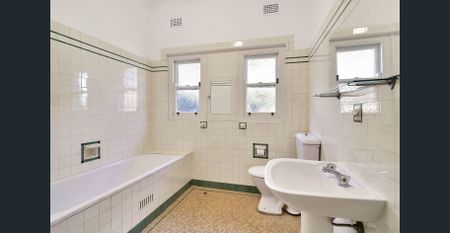 SPACIOUS FAMILY HOME IN QUIET ARTARMON STREET - Photo 3