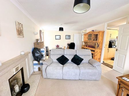 A 2 Bedroom Detached Bungalow Instruction to Let in Bexhill-on-Sea - Photo 3