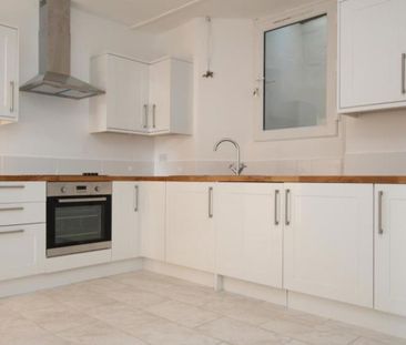 Available to 3 sharers, Light and spacious mid terraced 3 bedroom h... - Photo 5