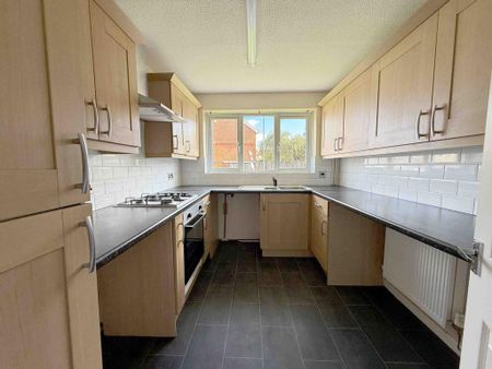 3 bedroom semi-detached house to rent - Photo 5