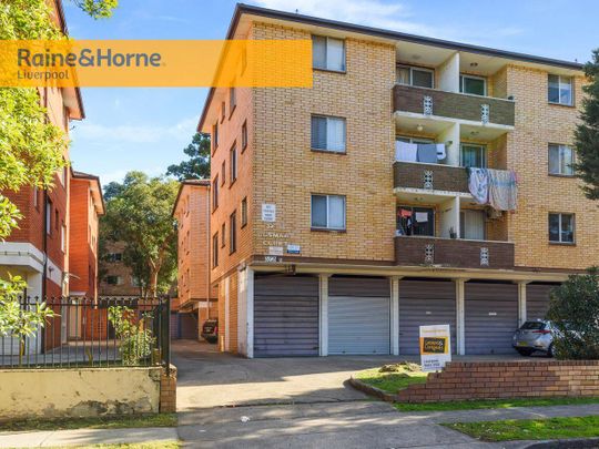 Large Three Bedroom Unit!! - Photo 1