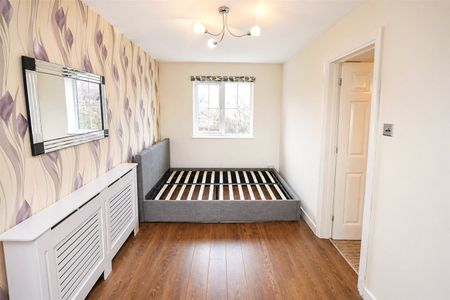 Manor Crescent, Epsom, Surrey, KT19 7EE - Photo 2
