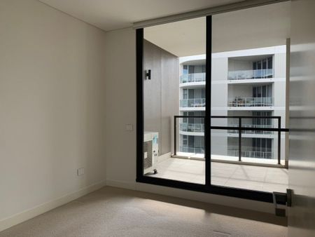 Luxurious & Spacious 2 Bedroom Apartment - Photo 2