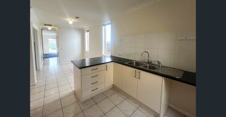 Spacious 2-Bedroom Townhouse with Private Courtyards & Parking - Photo 4