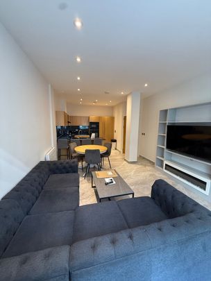 3 Bed Flat, Bromyard House, W3 - Photo 1