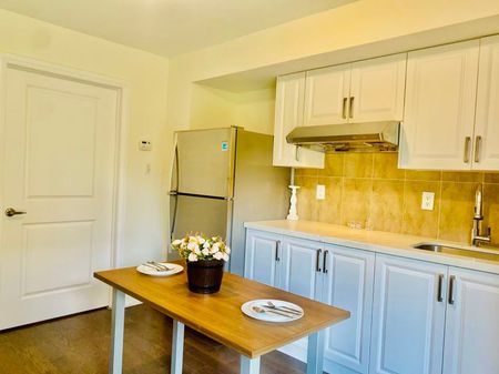 For Lease - 2123 Royal Gala Circle Unit# Backyard Apt, Mississauga, Ontario - Photo 3