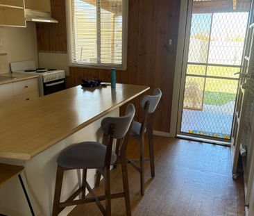1-2 bedroom partially furnished cottage - Photo 3