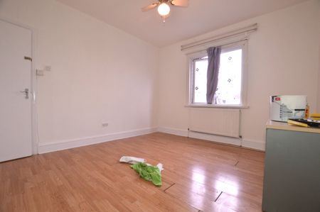 5 Bed Terraced House, Bedford Road, E6 - Photo 3