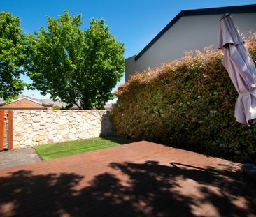 Stunning 2 Storey Townhouse - Photo 2