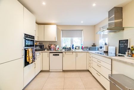 5 bedroom detached house to rent - Photo 2