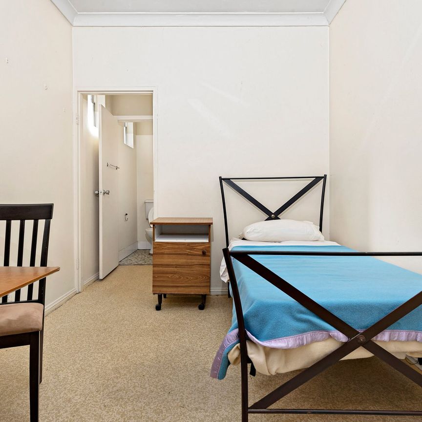 Cozy room in a convenient Croydon location - Photo 1