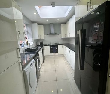 6 Bed End Terrace, Balfour Road, NG7 - Photo 2