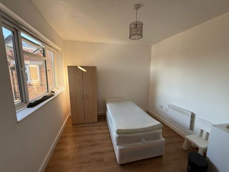 Studio Flat, Harrow Road, HA9 - Photo 5
