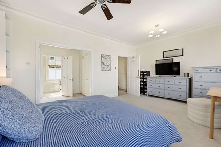 An impressive four bedroom family house with a south east facing garden - Photo 5