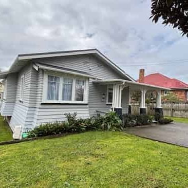 RENOVATED THREE BEDROOM BUNGALOW - Photo 3