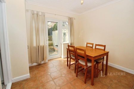 3 bedroom house to rent Latimer Close, Kenilworth, Warwickshire, CV8 - Photo 2