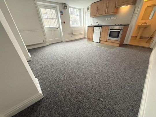 Studio to rent - Photo 1