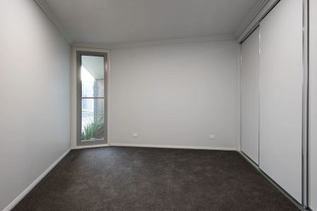 Pristine townhouse in superb location. - Photo 4