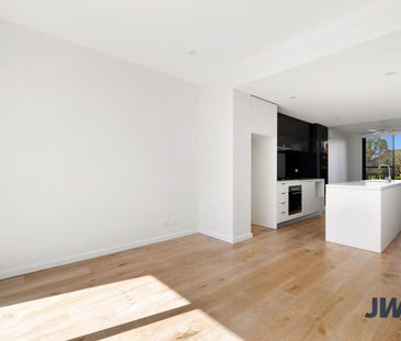 Impeccably designed with a contemporary inner-city vibe - Photo 4