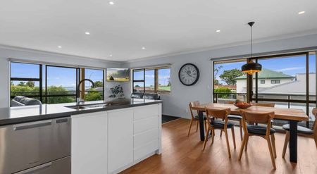 Elevated Family Living with Views - Private & Spacious - Photo 2