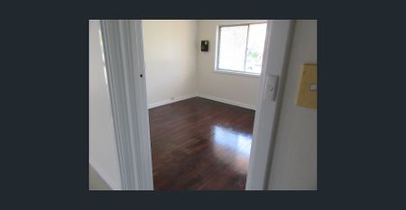 BIG FAMILY ROOM....... MASSIVE GAMES ROOM TOO - Photo 4