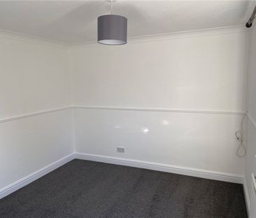 A large and spacious four bedroom family detached house with enclos... - Photo 6