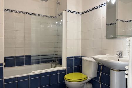 A LOUER - BEL APPARTEMENT T2 LUMINEUX AVEC EXTERIEUR & GARAGE - MARSEILLE 8EME - Photo 3