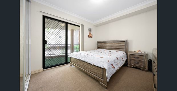 MODERN THREE-BEDROOM UNIT IN CONVENIENT WESTMEAD LOCATION - Photo 1