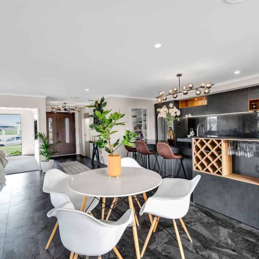 Gorgeous 4 Bedroom in Whalers Gate - Photo 1