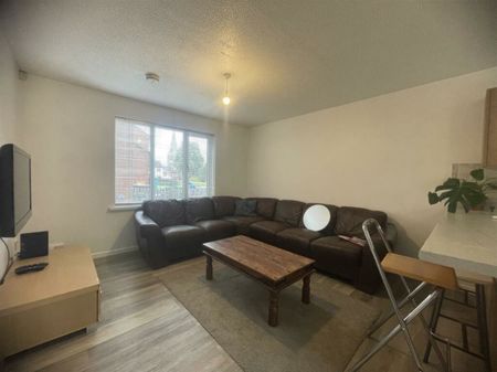 6 bed Semi-Detached House for Rent - Photo 2