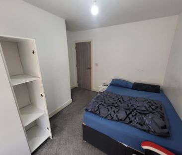 1 person wanted to share a 2 Bedroom Flat. All Bills included. - Photo 3