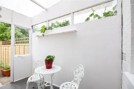 Well presented 3 bedroom Victorian house. Ideally located for Addenbrooke’s Hospital, Biomedical Campus, Cambridge railway station, hills road, College-university of Cambridge, schools, and local amenities. Unfurnished. - Photo 2