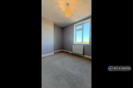 4 bedroom semi-detached house to rent - Photo 2