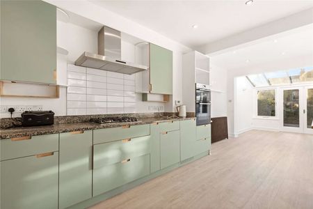 A lovely family home with grand proportions and a wider than average west facing garden. - Photo 4