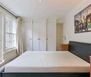 A duplex apartment in a charming townhouse in Marylebone. - Photo 1