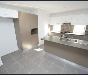 4 BEDROOM FAMILY HOME - Photo 3