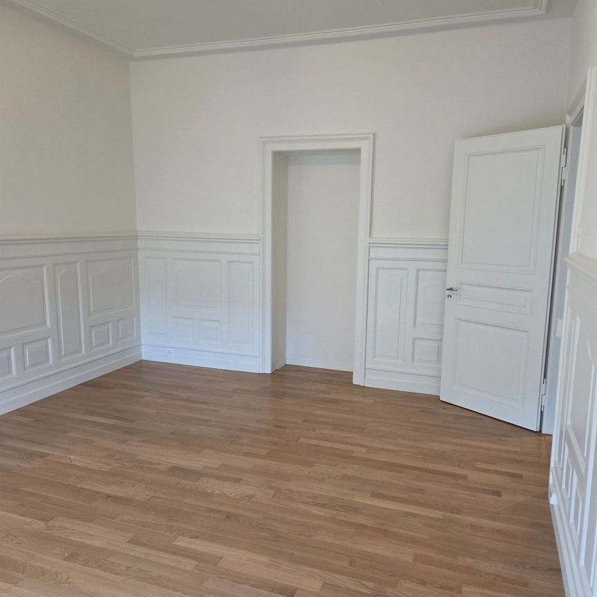 Historical charm meets modern comfort - Photo 1