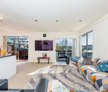 Sun Filled Family Home in Massey - Photo 3
