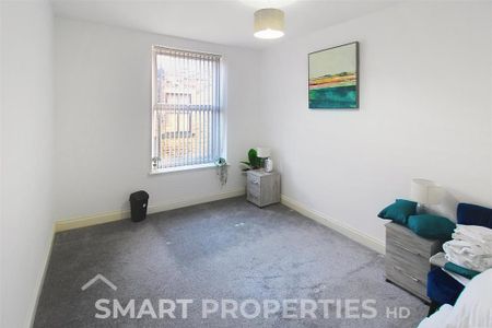 3 bedroom flat to rent - Photo 4