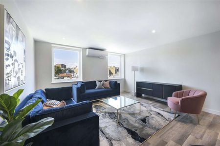 A truly impressive three bedroom two bathroom brand new 4th floor apartment benefitting from a day porter, lift service and luxury furnishings throughout. - Photo 5