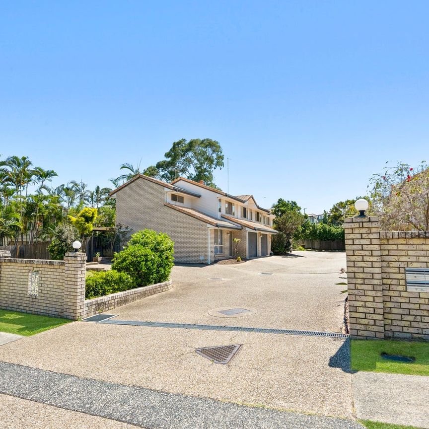 BIG COURTYARD ENERGY IN A BOUTIQUE COMPLEX - Photo 1