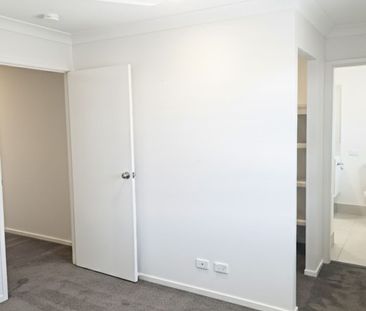4 BEDROOM- 2 BATHROOM TOWNHOUSE WITH DUCTED AIRCON - Photo 1