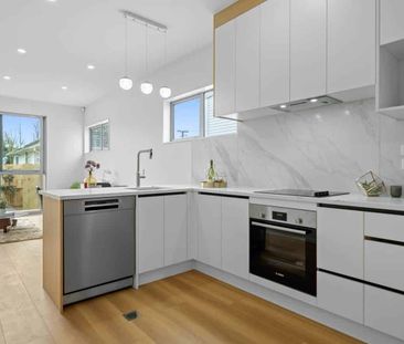 Three Bedrooms in Panmure - Photo 4