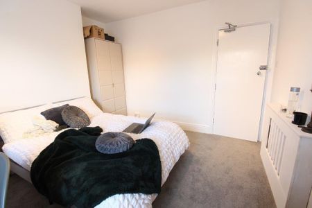 4 bedroom semi-detached house to rent - Photo 5