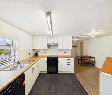 3 bedroom flat to rent - Photo 4