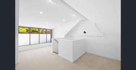 Renovated 3 Bedroom Terrace with Attic – Prime City Location - Photo 2