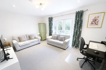 Red Cedar Avenue, Fleet, Hampshire, GU51 - Photo 3